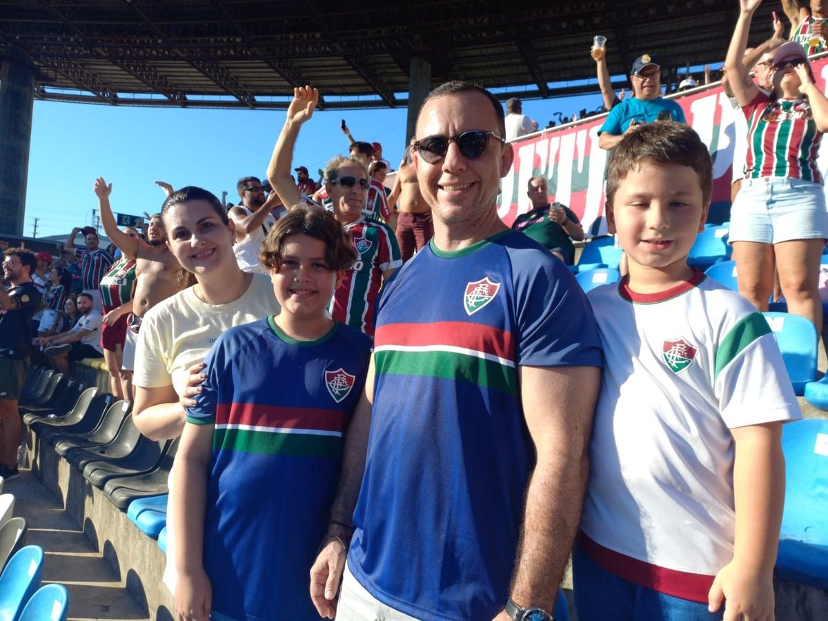 A família do advogado Bernardo Fajardo compareceu ao estádio. Seu filho Miguel (de branco) estava indo pela primeira vez a um estádio. Eles são de Cachoeiro de Itapemirim