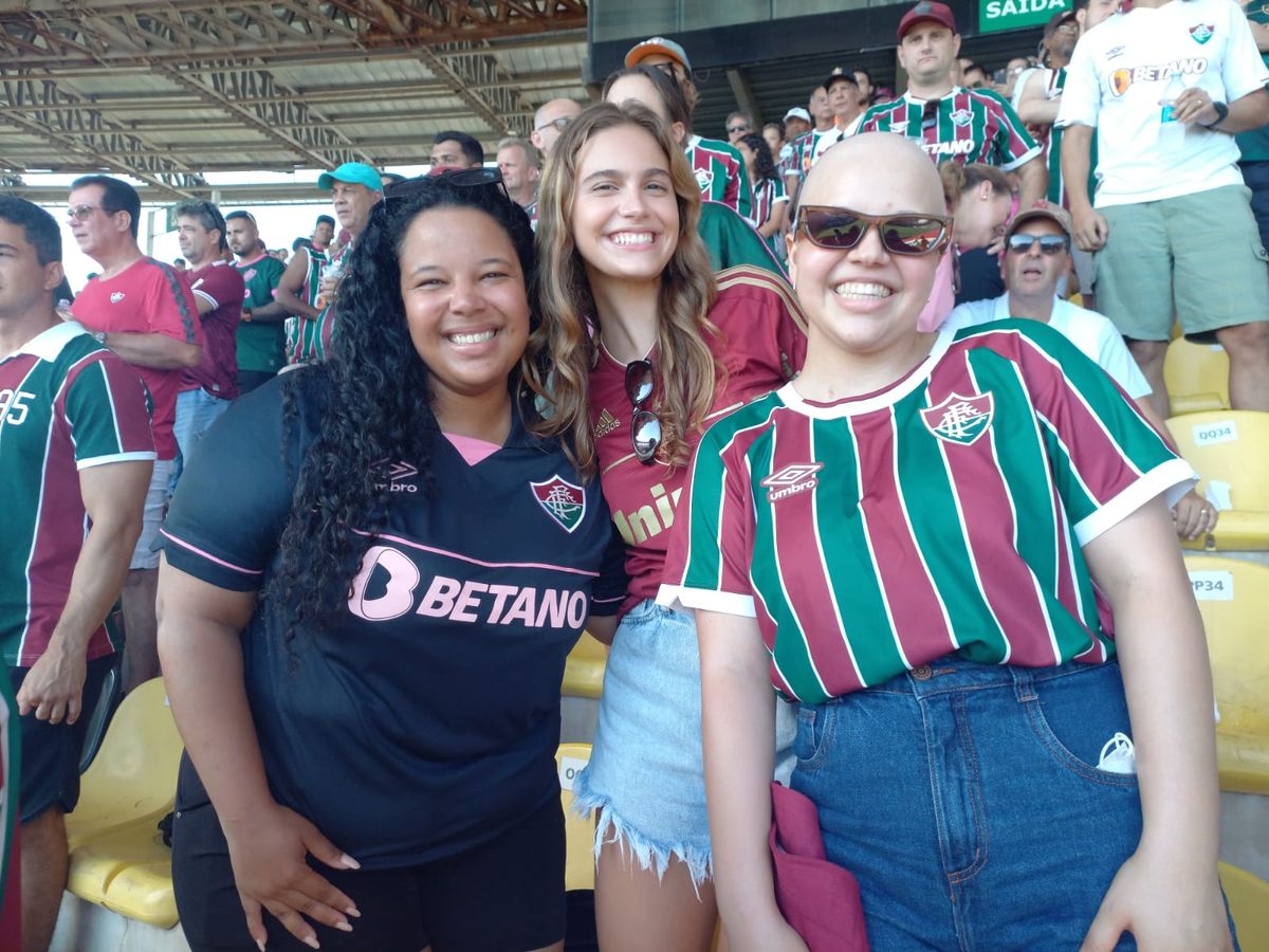 Ana (à direita), sua irã e amiga a acompanharam na primeira saída após tratamento quimioterápico