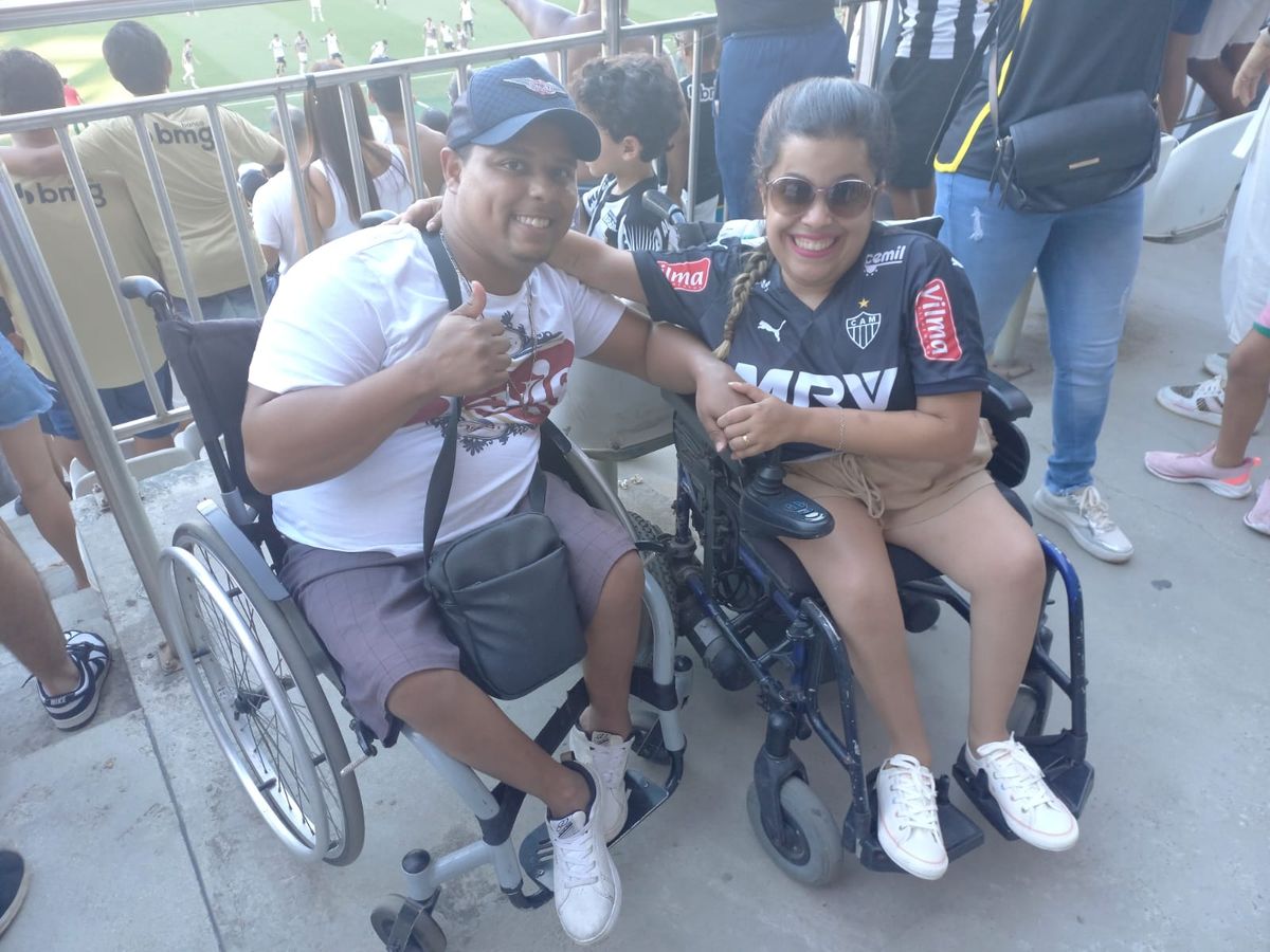 O casal Priscila e Lucas foi ao estádio. Ela é atleticana e ele, flamenguista