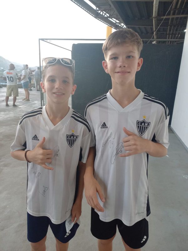 Os irmãos Bernardo e Henrique jogam futebol e foram comemorar o aniversário do mais velho no Kleber Andrade
