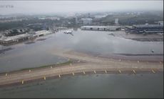 O Dmae (Departamento de Água e Esgotos) de Porto Alegre anunciou nesta sexta-feira (10) que está construindo um dique com sacos de areia pa...