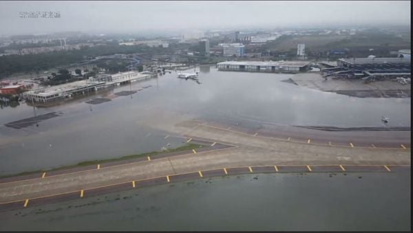 Aeroporto Salgado Filho, em Porto Alegre, inundado após chuvas no Rio Grande do Sul