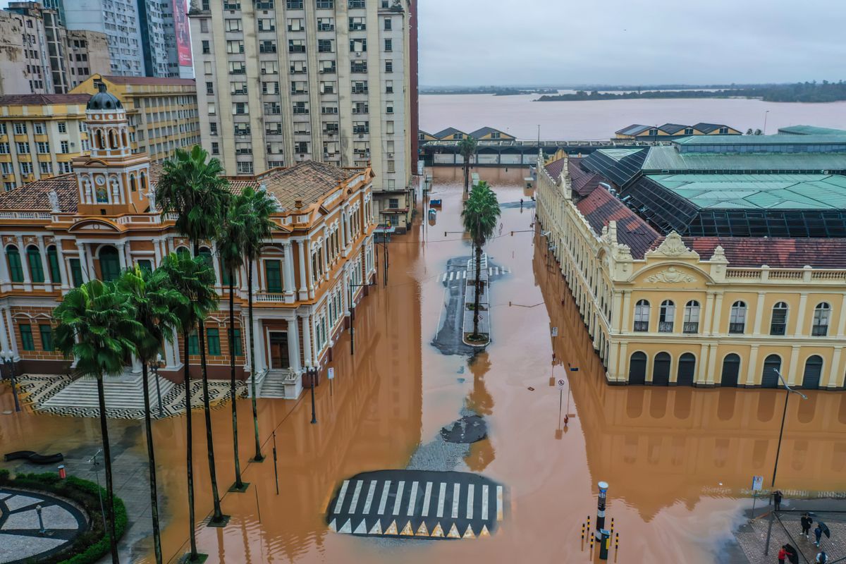 Prefeitura de Porto Alegre à esquerda e o Mercado Municipal à direita, alagados, após chuva intensa. 