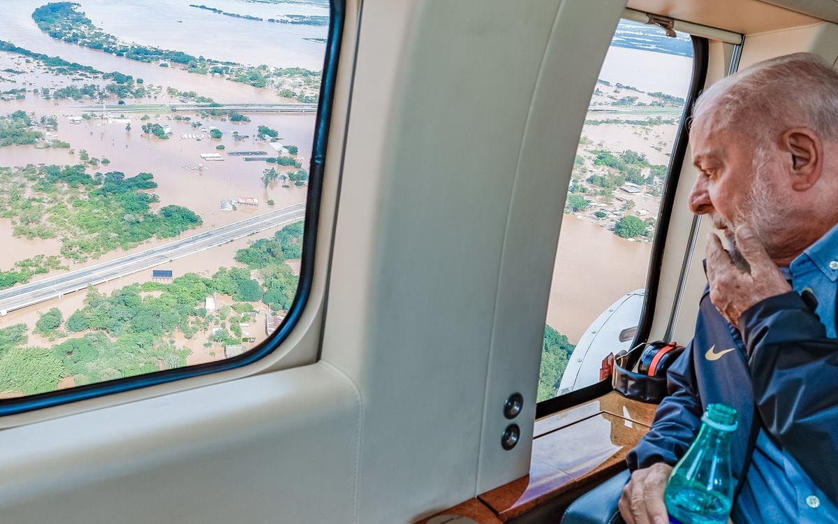 Presidente da República, Luiz Inácio Lula da Silva, durante sobrevoo em Porto Alegre, cidade afetada pelas inundações no Rio Grande do Sul