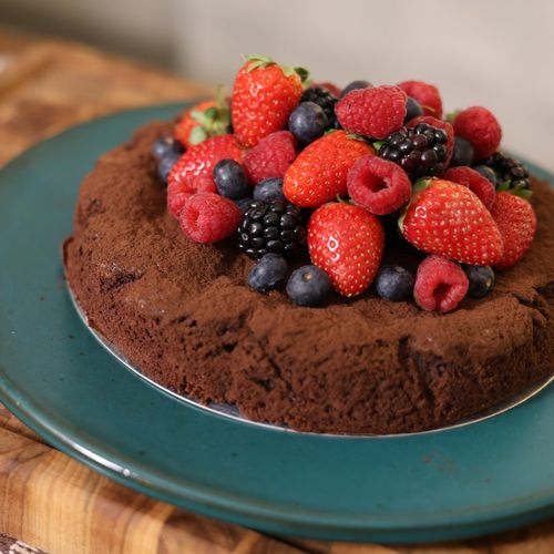 Aprenda a fazer bolo cremoso de chocolate para o Dia das Mães