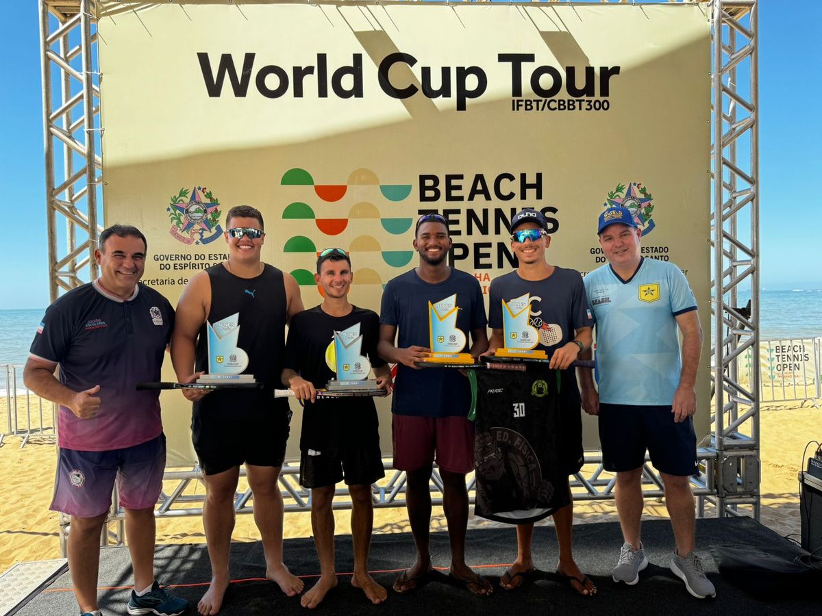 Os vencedores do Open Beach Tennis, em Vila Velha, na categoria masculino