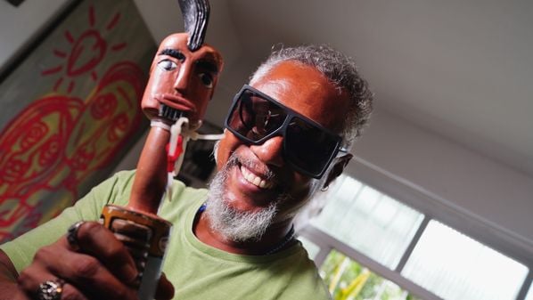 Precursor do chamado 'afrocongobeat', o capixaba de 55 anos recebeu HZ em casa e revelou detalhes de sua história - desde musicalidade até depressão