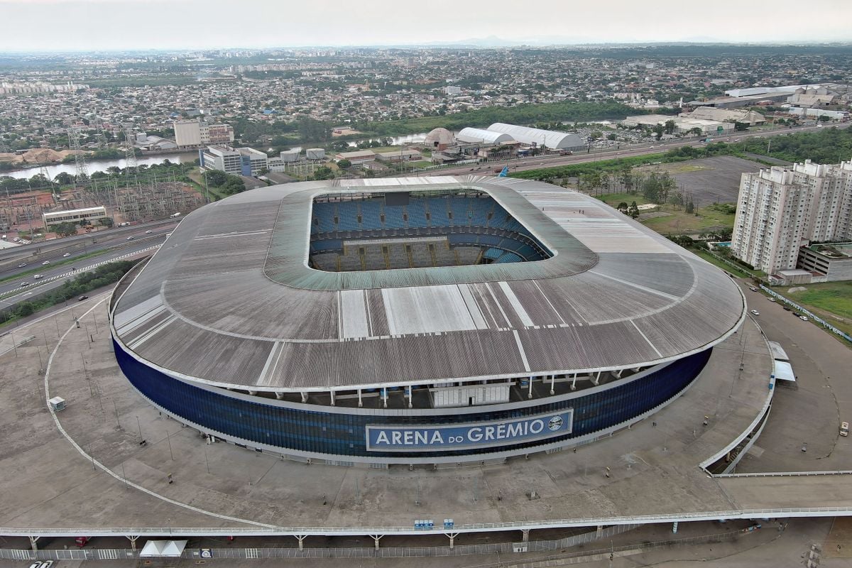 A Arena Porto-Alegrense, gestora do estádio do Grêmio, deu início ao processo de limpeza do teto do estádio