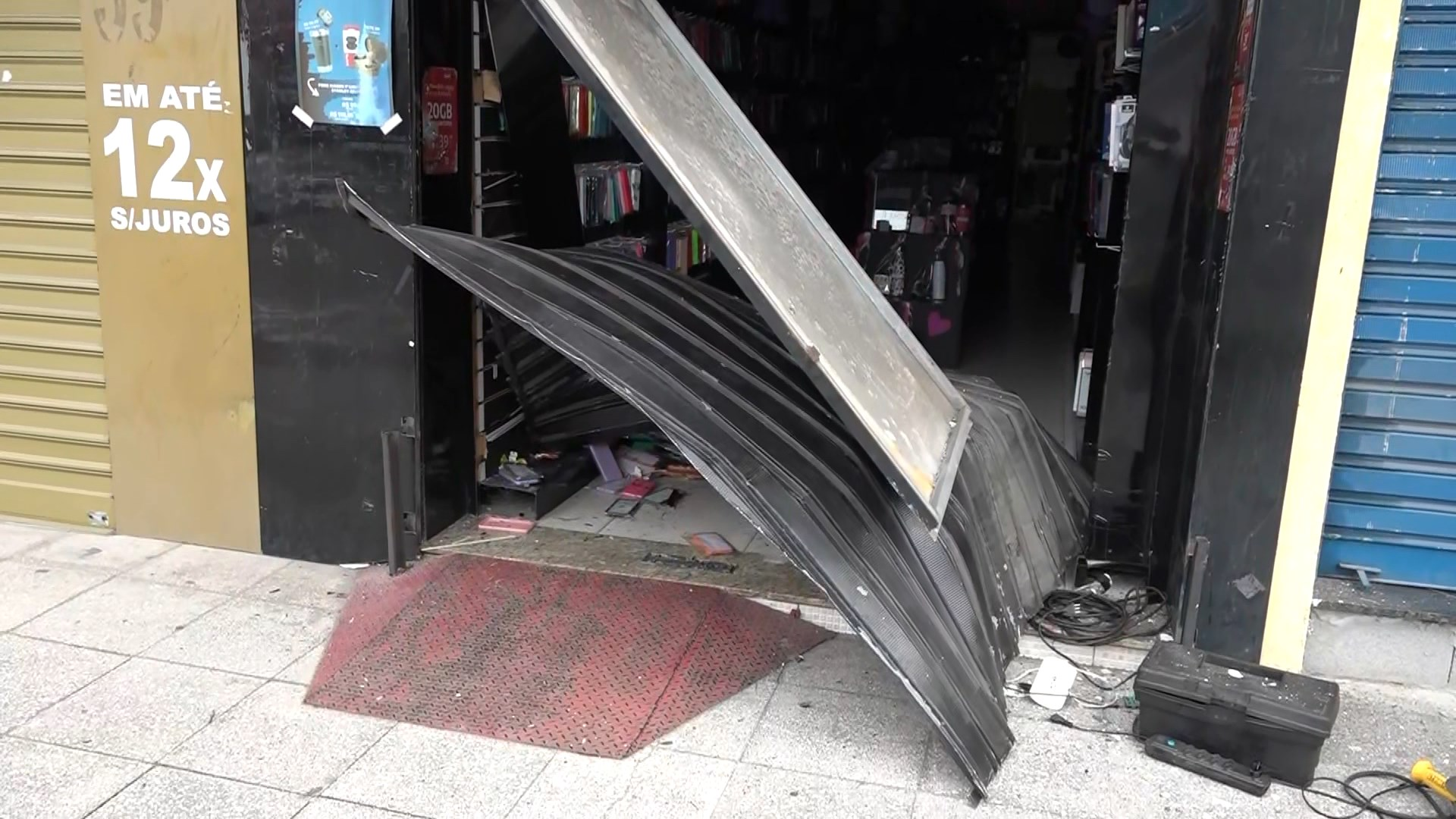 Câmeras de segurança flagraram o arrombamento a uma loja na Avenida Central; funcionários do estabelecimento contabilizam prejuízo