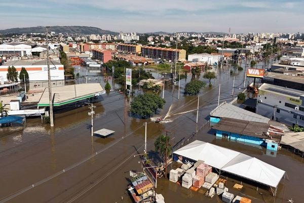 Vista aérea de ruas inundadas em Porto Alegre