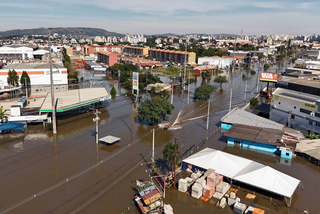 Água acumulada em Porto Alegre escoa e afetará locais às margens da Lagoa dos Patos; moradores são retirados