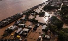 Reportagem da BBC News Brasil visitou abrigo improvisado em igreja que acolhe moradores desalojados em enchente histórica na capital gaúcha