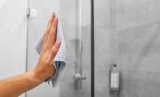 Aprenda dicas simples e econômicas para manter o vidro do seu banheiro sempre limpinho e brilhante. E mais: duas misturinhas infalíveis