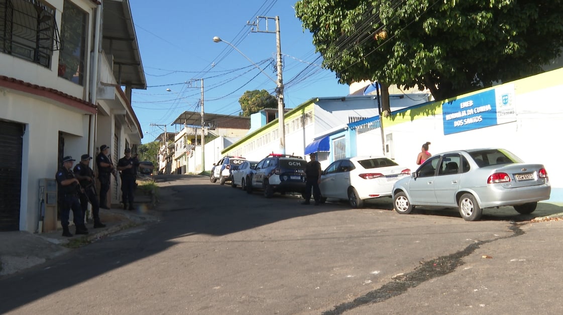 Criminosos trocaram tiros nesta semana em frente a escola no bairro Zumbi, causando clima de insegurança na região
