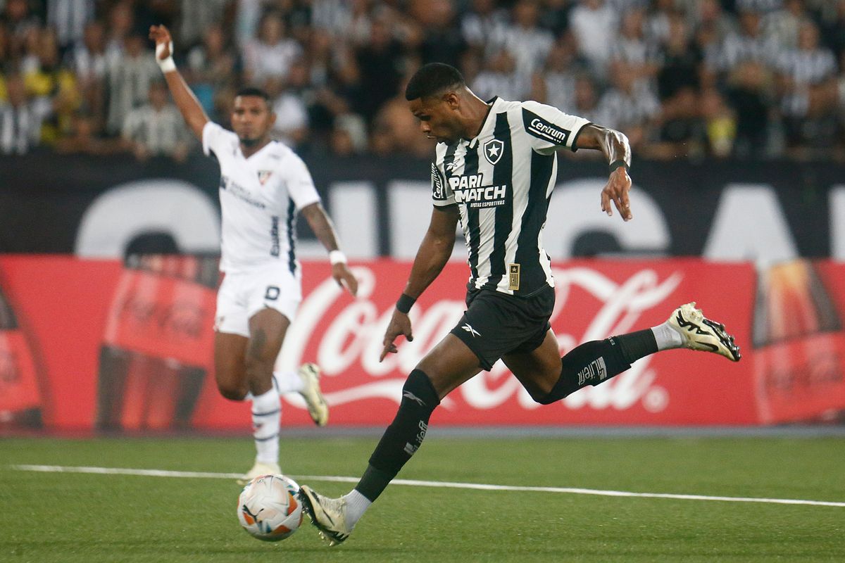 Junior Santos acertou belo chute para sacramentar a vitória do Botafogo sobre a LDU