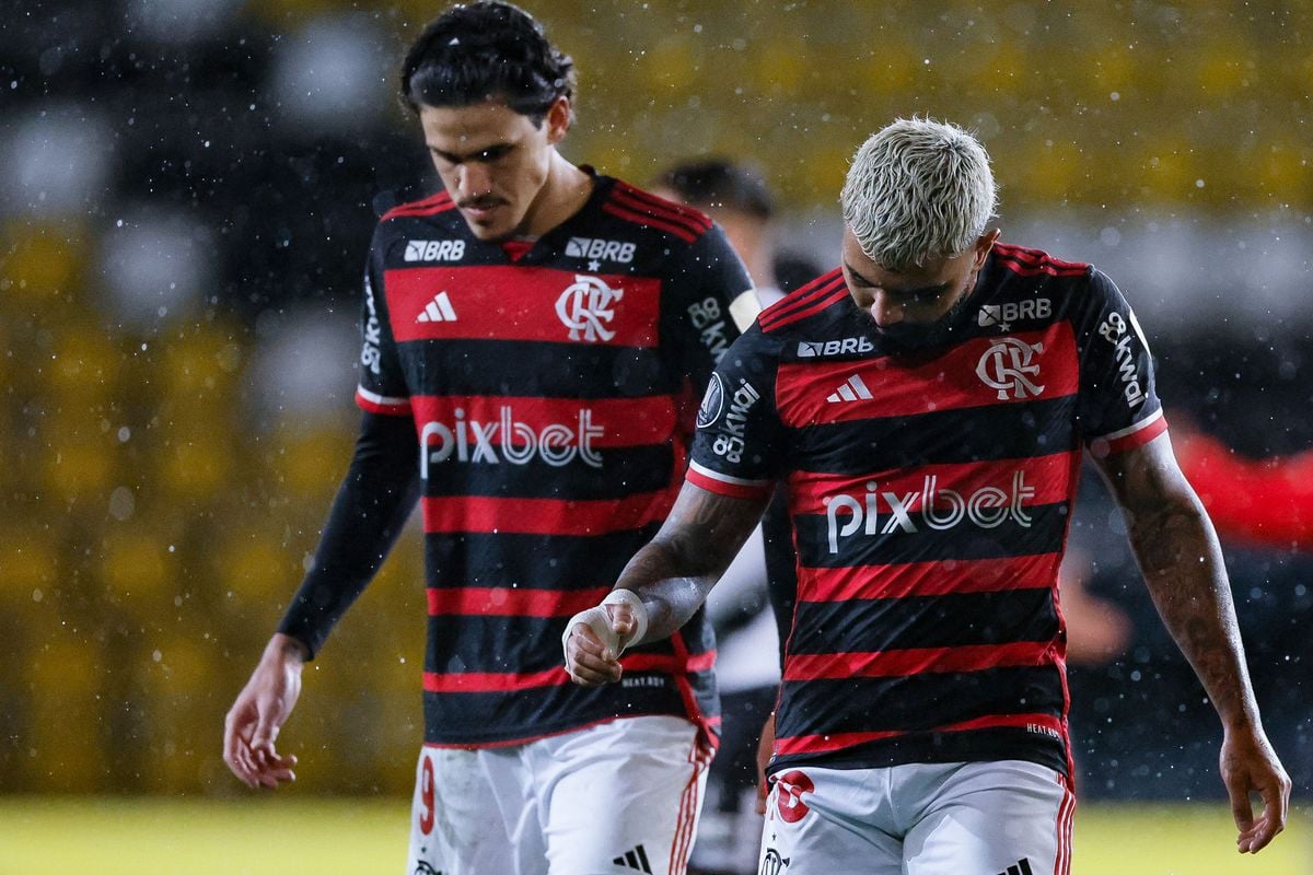 Pedro e Gabigol cabisbaixos após derrota do Flamengo para o Palestino