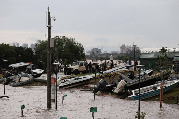 Barcos nas águas do lago Guaíba, que inunda Porto Alegre (RS) há dias devido a tempestades no estado