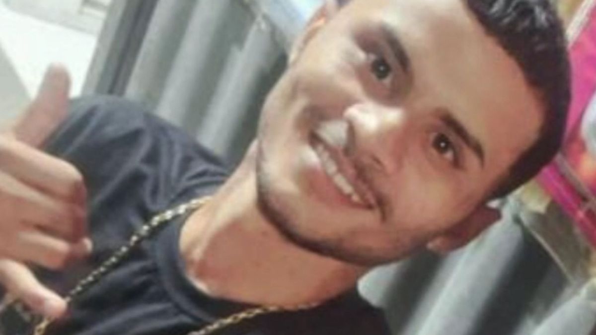 Daniel Machado, de 24 anos, foi morto a tiros dentro da própria casa em Vila Velha