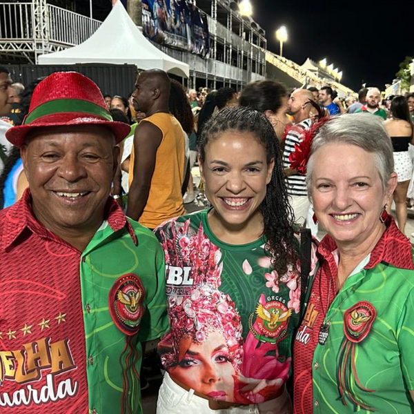 Juana Zanchetta ao lado de sua mãe e pai, em Carnaval de Vitória por Arquivo Pessoal