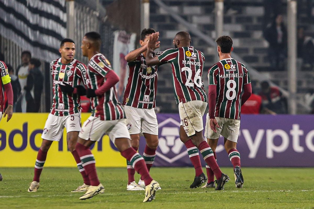 Manoel garantiu a vitória do Fluminense sobre o Colo-Colo e comemorou com os companheiros