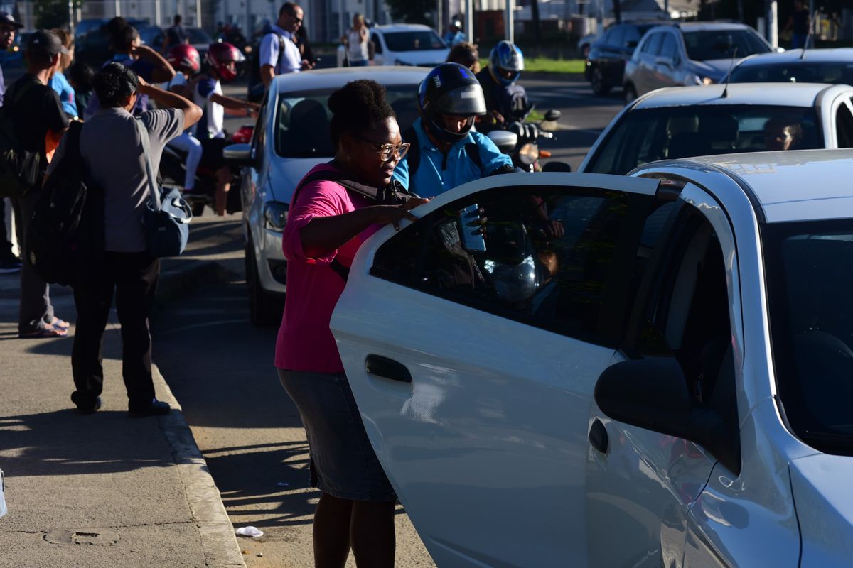 Motoristas de ônibus do Sistema Transcol promovem paralisação na manhã desta quinta-feira (9) por Ricardo Medeiros