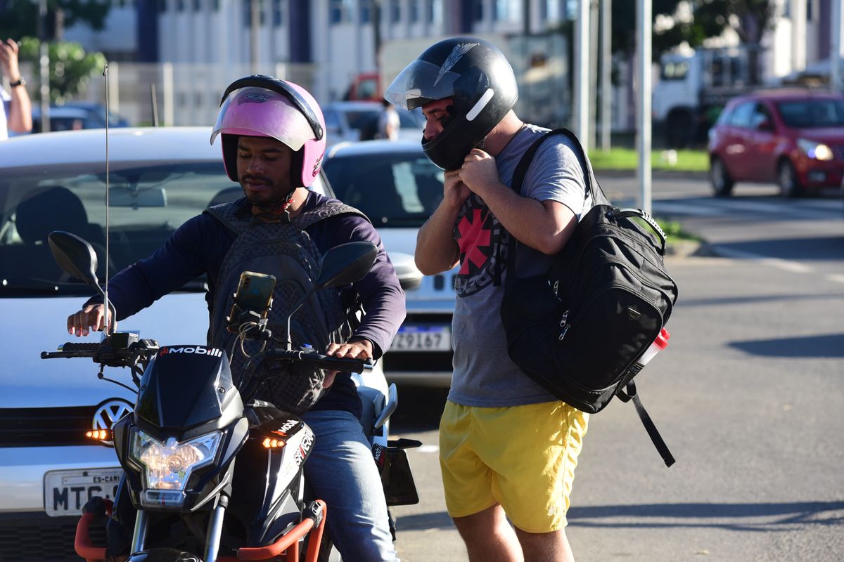 Motoristas de ônibus do Sistema Transcol promovem paralisação na manhã desta quinta-feira (9) por Ricardo Medeiros