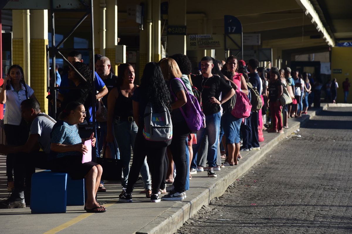 Motoristas de ônibus do Sistema Transcol promovem paralisação na manhã desta quinta-feira (9) por Ricardo Medeiros