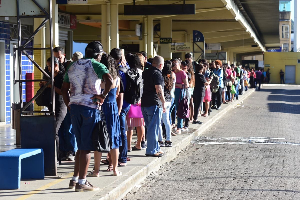 Motoristas de ônibus do Sistema Transcol promovem paralisação na manhã desta quinta-feira (9) por Ricardo Medeiros