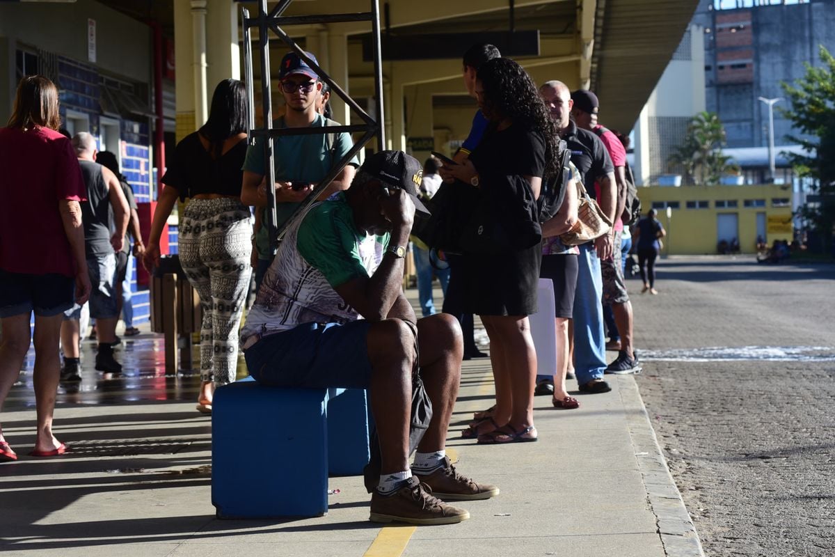 Motoristas de ônibus do Sistema Transcol promovem paralisação na manhã desta quinta-feira (9) por Ricardo Medeiros