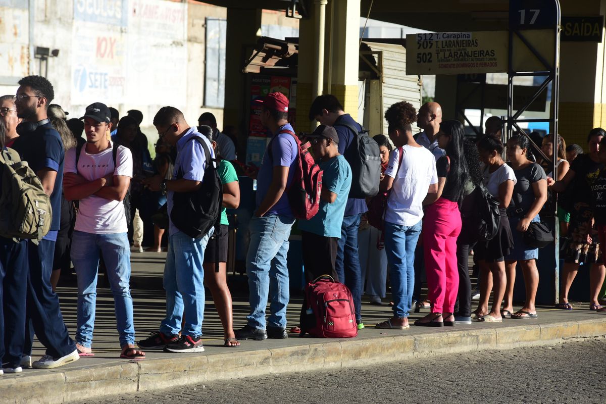 Motoristas de ônibus do Sistema Transcol promovem paralisação na manhã desta quinta-feira (9) por Ricardo Medeiros