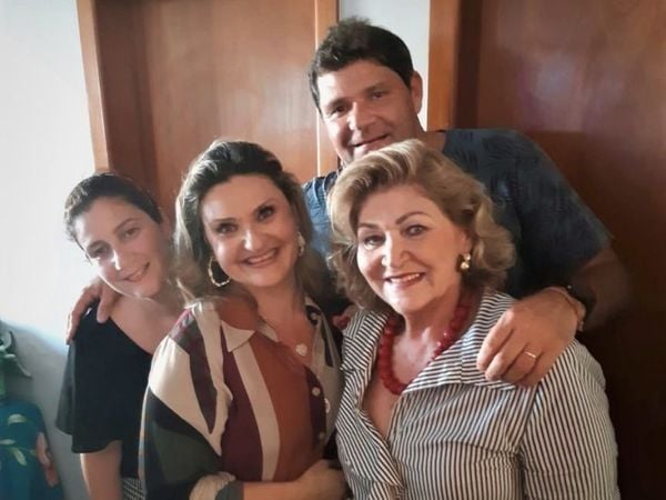 No mês das mães, Regina Dalla Pagani e seus filhos Graziella, Marcela e Junior por Arquivo Pessoal