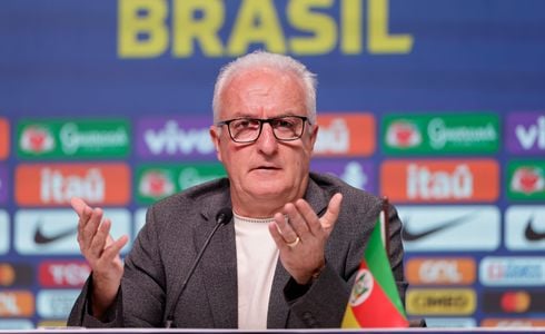 O técnico Dorival Júnior foi vítima de uma tentativa de golpe há 45 dias.