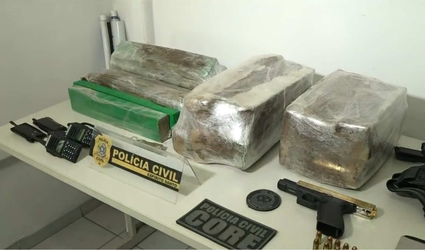 Arma e drogas apreendidas com Dadá nesta sexta-feira (10)