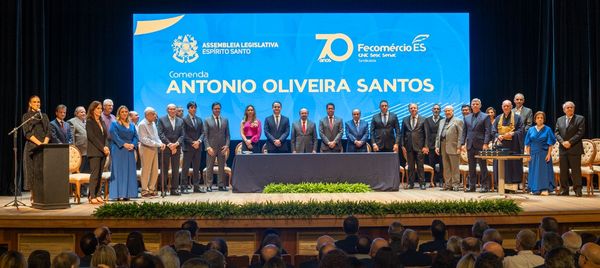 Assembleia Legislativa e Fecomércio-ES homenageiam personalidades e entidades com Comenda Antonio Oliveira Santos