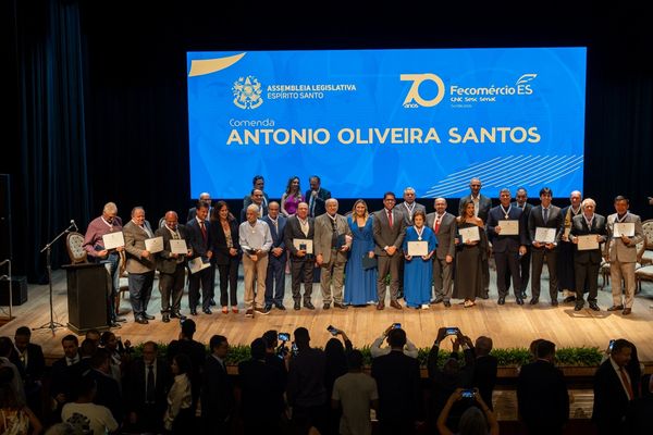 Assembleia Legislativa e Fecomércio-ES homenageiam personalidades e entidades com Comenda Antonio Oliveira Santos