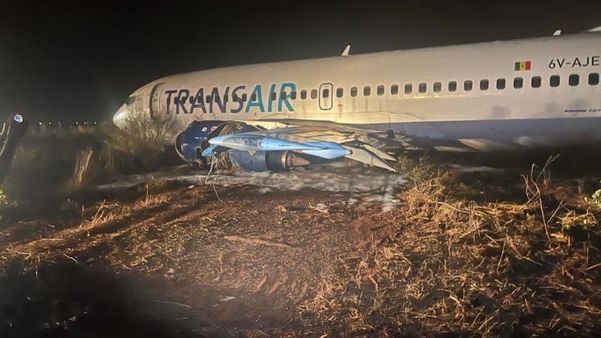 Avião Boeing 737 pega fogo e derrapa na pista de pouso em um aeroporto do Senegal