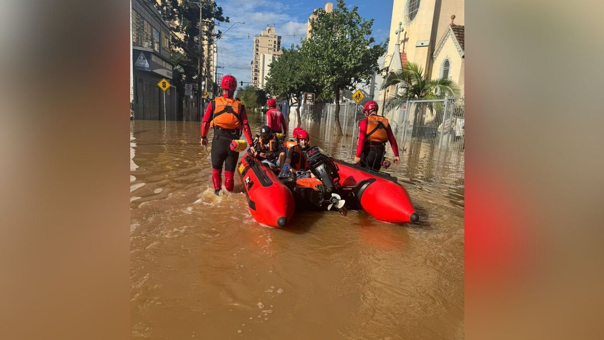 Bombeiros do ES já salvaram 270 pessoas em enchentes no RS