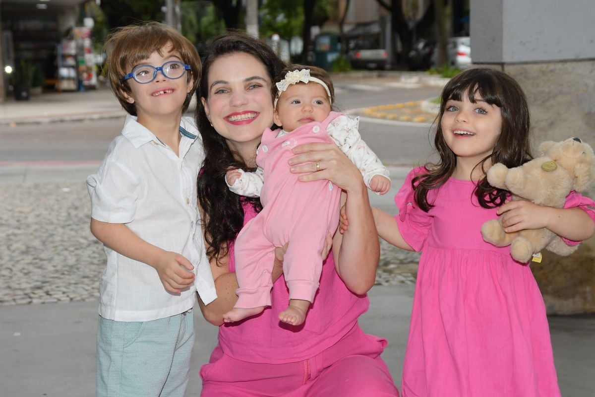 Carolina Faria e seus filhos Tom, Elis e Clara