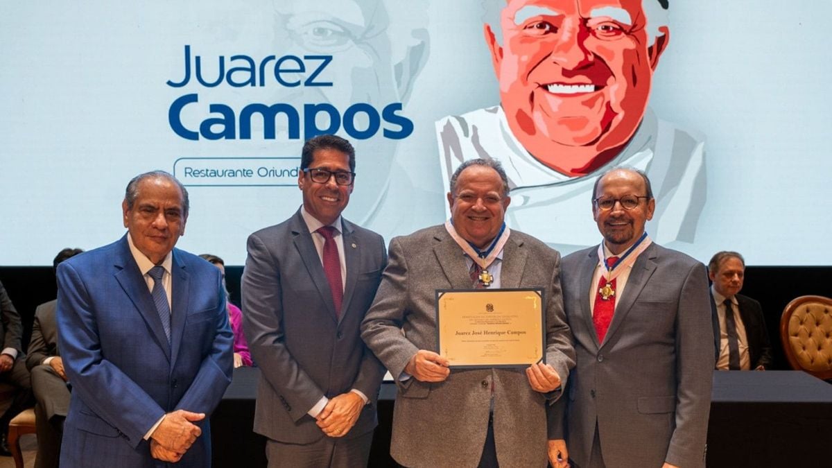 Chef Juarez Campos foi homenageado. O presidente da CNC, José Roberto Tadros; o presidente da Assembleia Legislativa, Marcelo Santos; e o presidente da Fecomércio-ES, Idalberto Moro, entregaram a honraria.