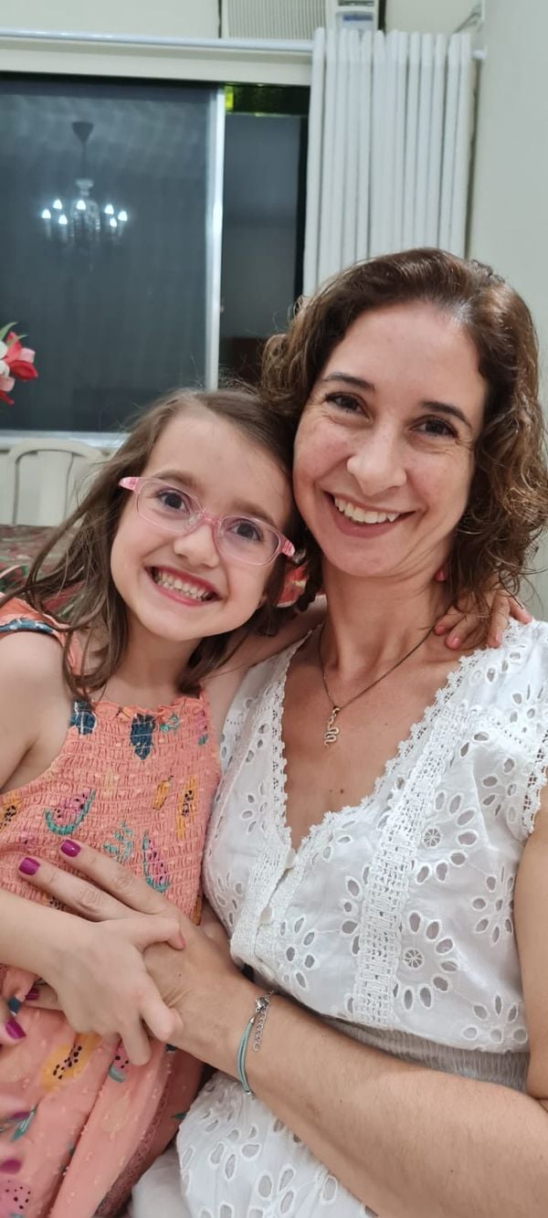 Christelle Maillet, criadora do Mães com Humor(es) e sua filha.