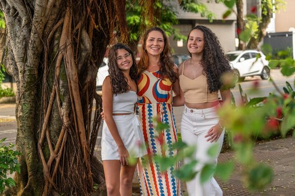 Daniele Izoton Gomes com as filhas Maria Clara e Maria Eduarda