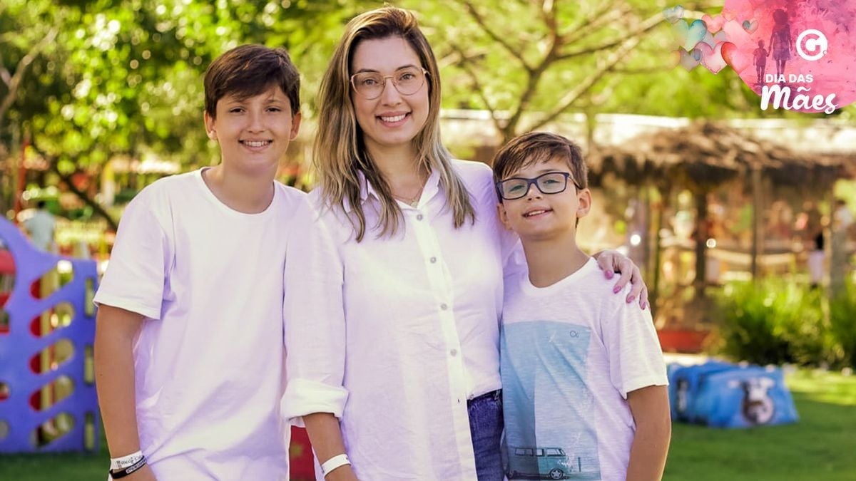 Grazieli Esposti, com os filhos, troca informações com outras mães na página Mamães Capixabas