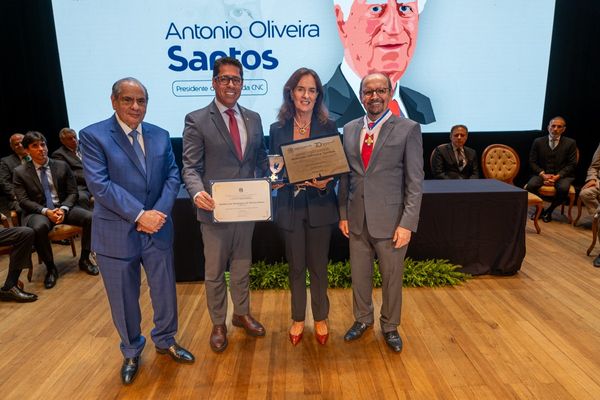 Homenagem a Antônio Oliveira Santos (in memoriam) – representado pela filha Beatriz Oliveira