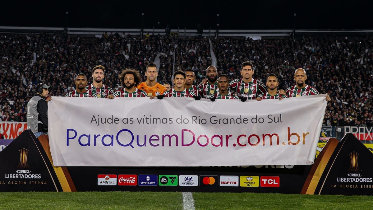 Jogadores do Fluminense estenderam uma faixa em apoio às vitimas das enchentes no Sul do Brasil