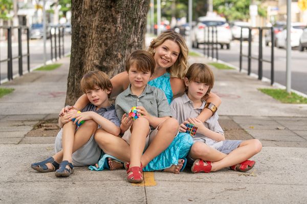 Letícia Chieppe Monteiro Lobato e seus filhos João, César e Carlos
