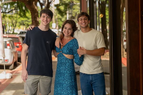 Michele Carasso com seus filhos Enzo e Lucca