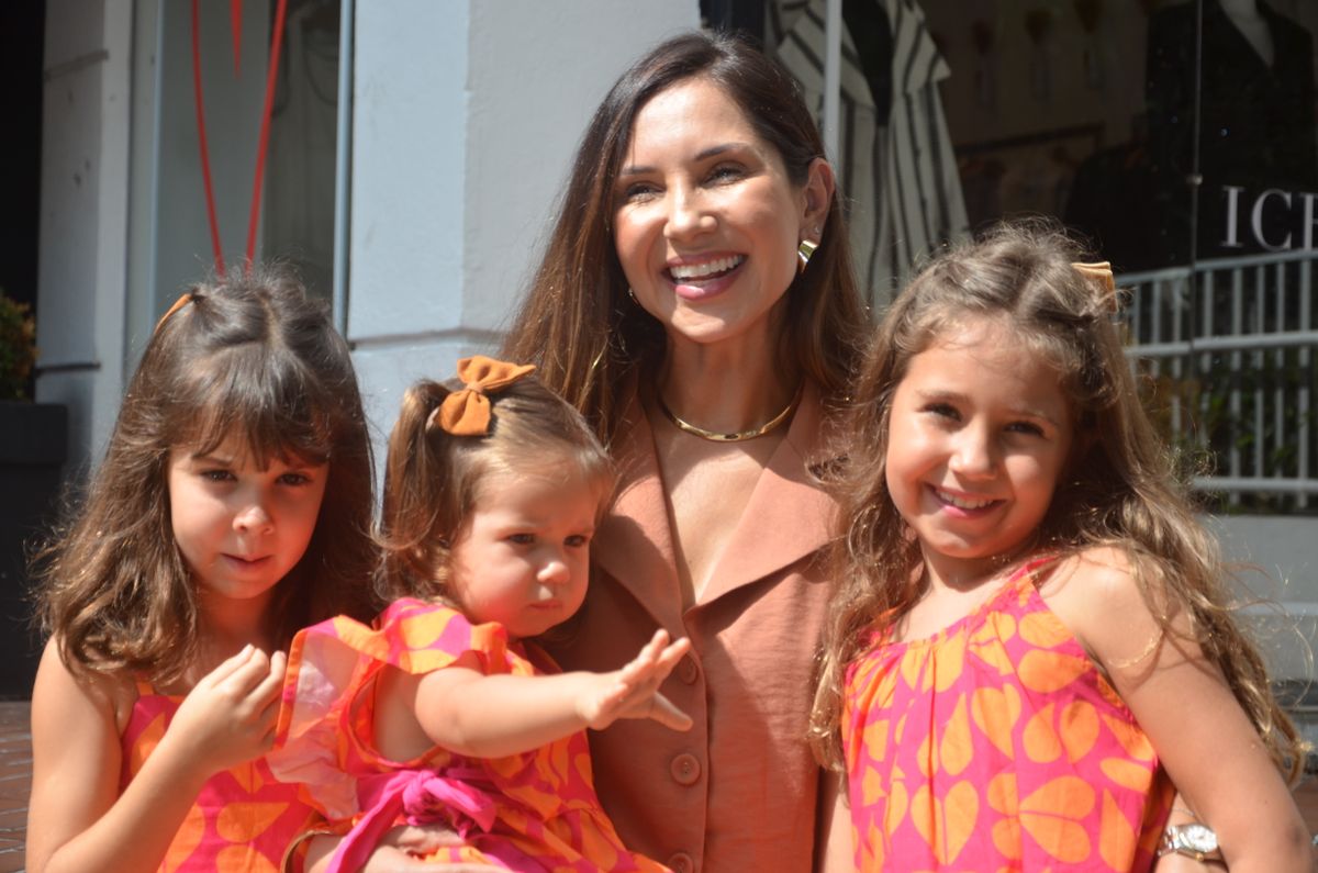 Paula Bermudes com as filhas Maria Clara, Olivia e Catarina