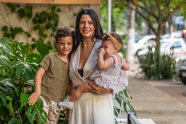 Zaira Amorim com os filhos Vitto e Nina