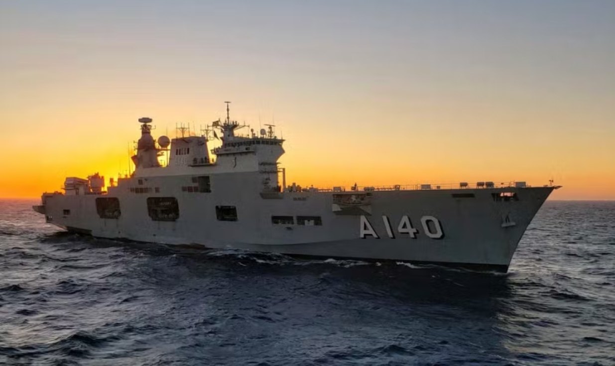 O 'Atlântico', da Marinha do Brasil, chegou ao Estado neste sábado (11) com 1,3 mil militares, helicópteros e estações de tratamento