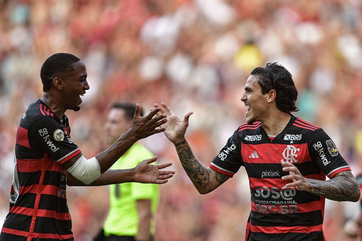 Pedro comemora seu gol com Lorran durante partida contra o Corinthians, no Maracanã, pelo Campeonato Brasileiro
